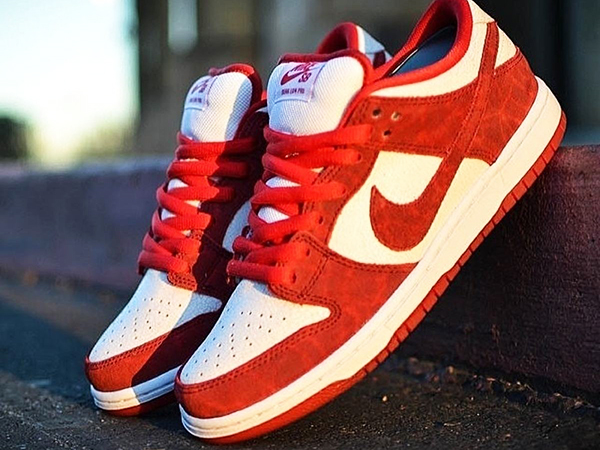 nike鞋子胶章应用